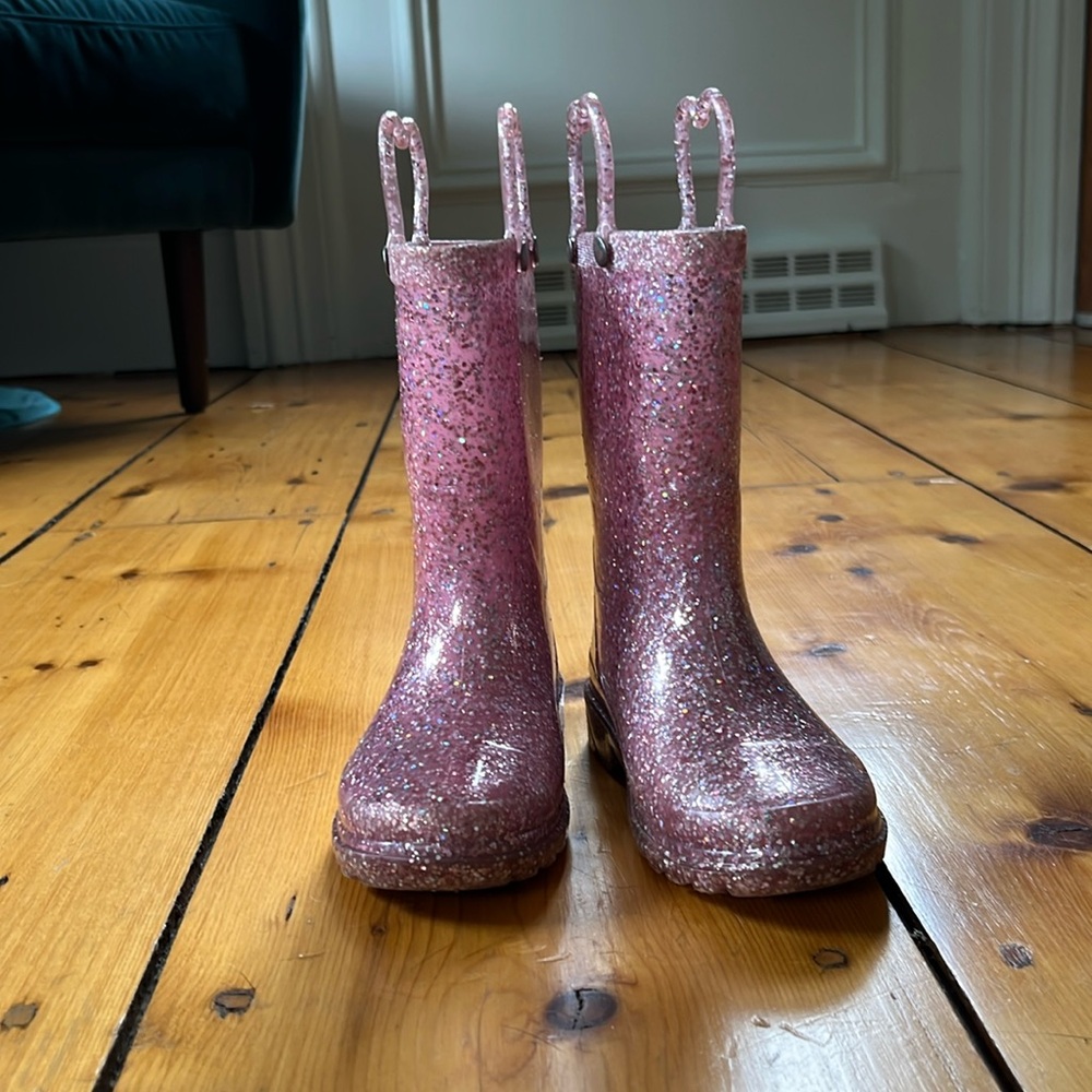 Light-up sparkly pink rain boots with pull-on heart handles.